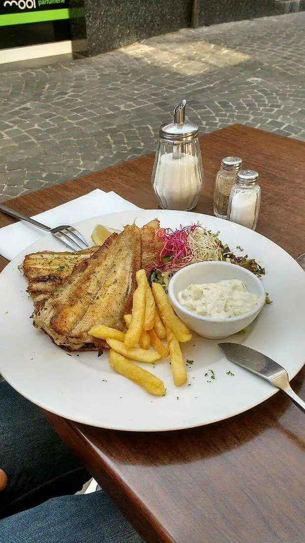 Croque met frietjes en salade