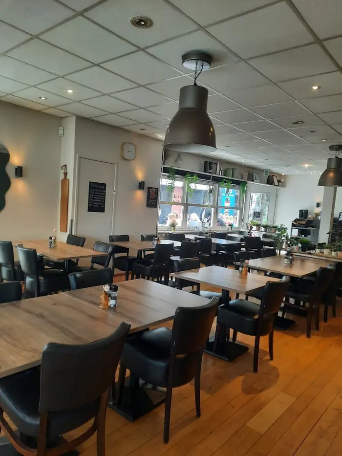 De eetzaal met houten tafels