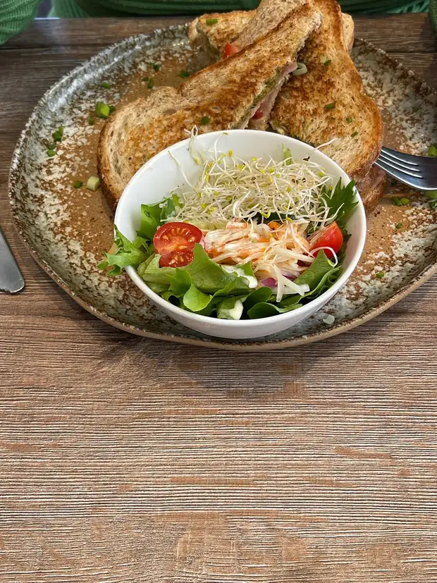 Getoaste club met salade
