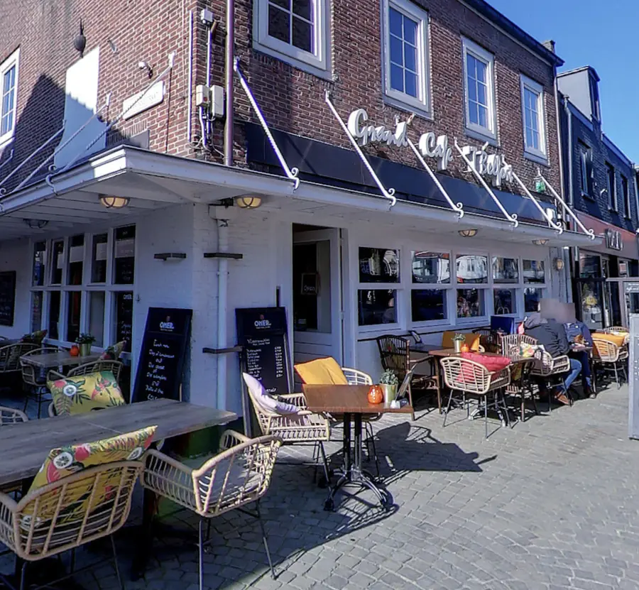 De hoekingang onder de doosletters