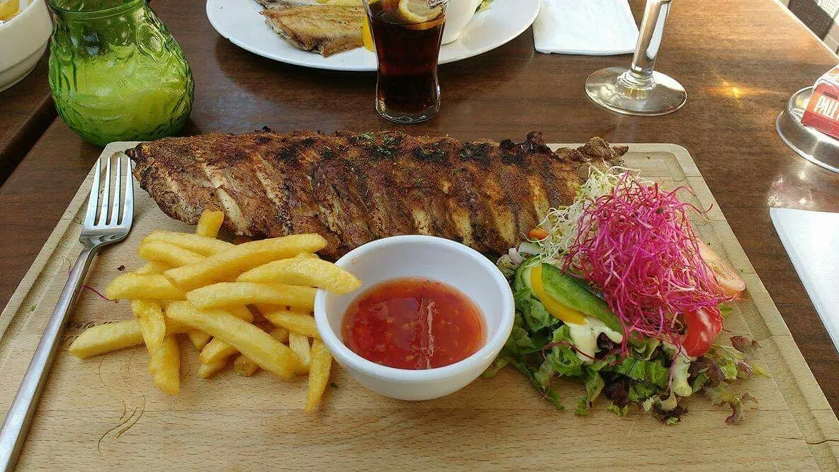 Ribbetjes van de grill met frietjes en sweet chili