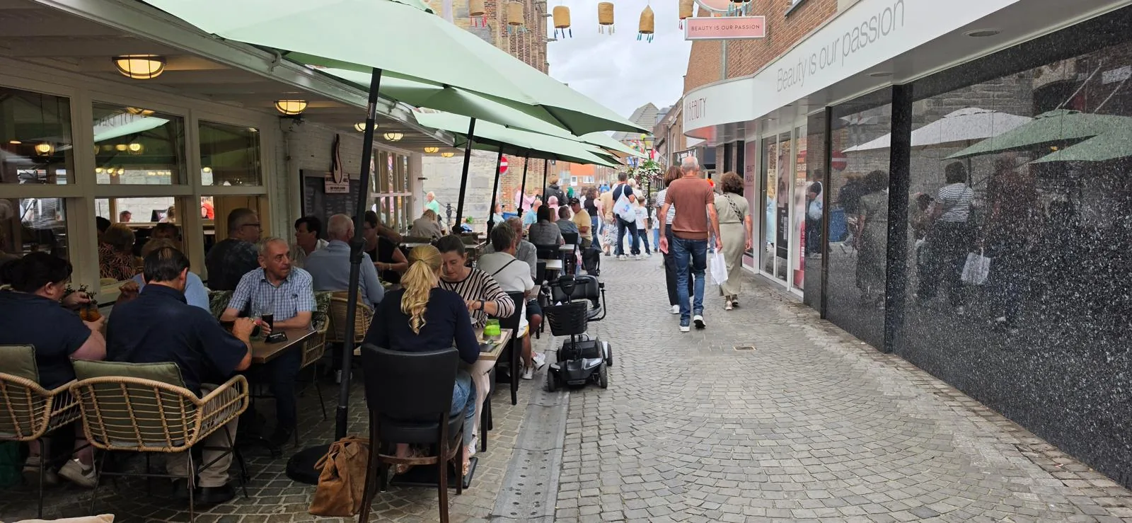 Het terras langs de straat op een drukke dag