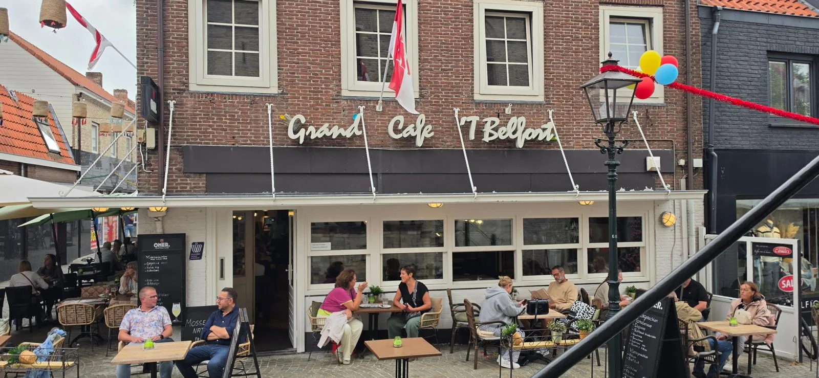 Het terras voor Grand Café 't Belfort op de Groote Markt