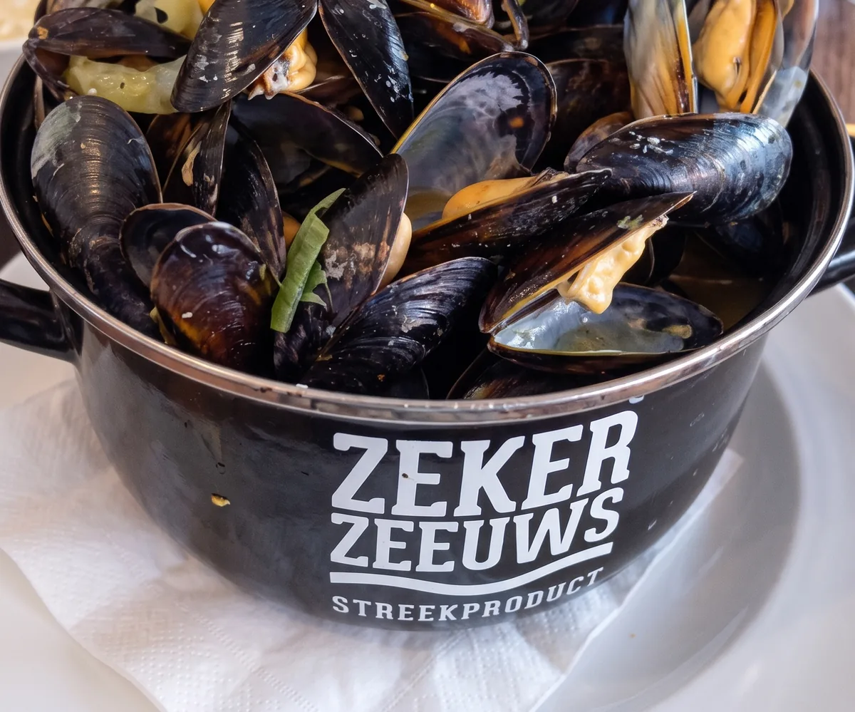 Een pan Zeeuwse mosselen met brood en salade